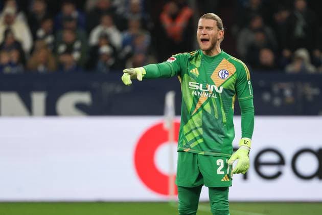 2. Bundesliga - FC Schalke 04 - Hannover 96 am 14.03.2025 in der Veltins-Arena auf Schalke Torwart Loris Karius (Schalke 27) gibt lautstark Anweisungen
