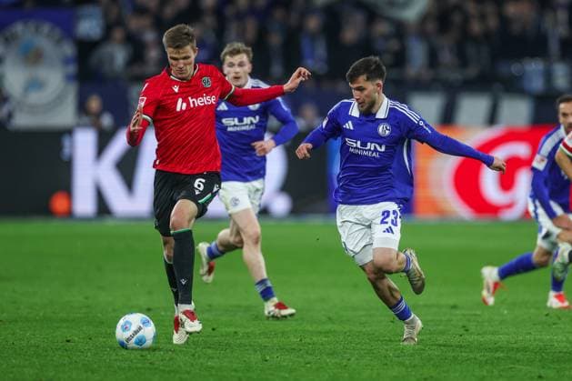 14.03.2025, Fussball, Saison 2024 2025, 2. Bundesliga, 26. Spieltag, FC Schalke 04 - Hannover 96, v. l. Fabian Kunze (Hannover 96), Mehmet Can Aydin (FC Schalke 04) Gelsenkirchen Veltins Arena NRW Deutschland xRHR-FOTO TRx
