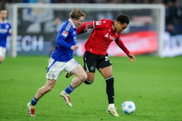 Derry John Murkin (FC Schalke 04) und Monju Momuluh (Hannover 96) kaempfen um den Ball, 2. Bundesliga, FC Schalke 04 vs Hannover 96, Veltins-Arena am 14. March 2025 in Gelsenkirchen, Deutschland. (Foto von Marco Steinbrenner DeFodi Images) Derry John Murkin (FC Schalke 04) und Monju Momuluh (Hannover 96) battle for the ball, 2. Bundesliga, FC Schalke 04 vs Hannover 96, Veltins-Arena, March 14, 2025 in Gelsenkirchen, Germany. (Photo by Marco Steinbrenner DeFodi Images) DFB DFL REGULATIONS PROHIBIT ANY USE OF PHOTOGRAPHS AS IMAGE SEQUENCES AND OR QUASI-VIDEO.