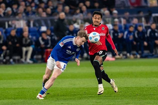 GER, 2. FBL FC Schalke 04 vs Hannover 96 14.03.2025, Veltins Arena, Gelsenkirchen, GER, 2. FBL FC Schalke 04 vs Hannover 96 im Bild: Zweikampf zwischen Derry John Murkin (FC Schalke 04, 5) und Monju Momuluh (Hannover 96, 38), Kopfball