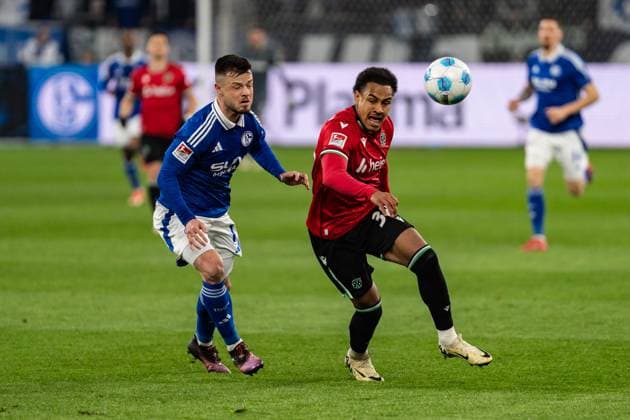 GER, 2. FBL FC Schalke 04 vs Hannover 96 14.03.2025, Veltins Arena, Gelsenkirchen, GER, 2. FBL FC Schalke 04 vs Hannover 96 im Bild: Zweikampf zwischen Jessic Ngankam (Hannover 96, 7) und Adrian Gantenbein (FC Schalke 04, 17)