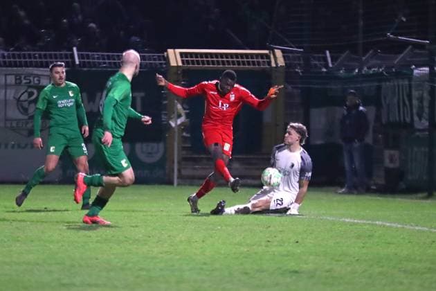 BSG Chemie Leipzig vs. FC Rot-Weiß Erfurt, Regionalliga Nordost, 14.03.25 Obed Chidindu Ugondu (13, Rot-Weiß Erfurt) scheitert mit guter Torchance an Torwart Lenno Udo Schmidt (22, Chemie Leipzig). Fußball, Regionalliga Nordost, Saison 2024 2025, 26. Spieltag: BSG Chemie Leipzig vs. FC Rot-Weiß Erfurt am 14.03.25 im Alfred-Kunze-Sportpark, Leipzig Leutzsch. Copyright: xBEAUTIFULxSPORTS JanxKaeferx