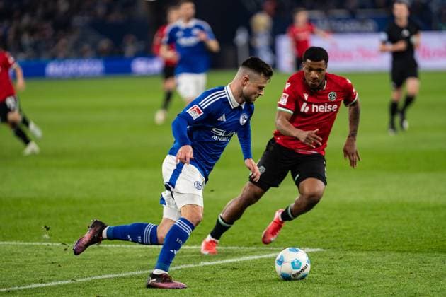 GER, 2. FBL FC Schalke 04 vs Hannover 96 14.03.2025, Veltins Arena, Gelsenkirchen, GER, 2. FBL FC Schalke 04 vs Hannover 96 im Bild: Zweikampf zwischen Adrian Gantenbein (FC Schalke 04, 17) und Jessic Ngankam (Hannover 96, 7)