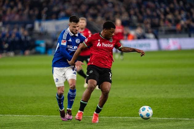 GER, 2. FBL FC Schalke 04 vs Hannover 96 14.03.2025, Veltins Arena, Gelsenkirchen, GER, 2. FBL FC Schalke 04 vs Hannover 96 im Bild: Zweikampf zwischen Jessic Ngankam (Hannover 96, 7) und Adrian Gantenbein (FC Schalke 04, 17)