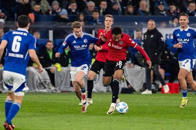 GER, 2. FBL FC Schalke 04 vs Hannover 96 14.03.2025, Veltins Arena, Gelsenkirchen, GER, 2. FBL FC Schalke 04 vs Hannover 96 im Bild: Zweikampf zwischen Monju Momuluh (Hannover 96, 38) und Derry John Murkin (FC Schalke 04, 5)