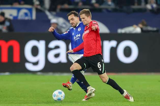 Kenan Karaman (FC Schalke 04) und Fabian Kunze (Hannover 96) kaempfen um den Ball, 2. Bundesliga, FC Schalke 04 vs Hannover 96, Veltins-Arena am 14. March 2025 in Gelsenkirchen, Deutschland. (Foto von Marco Steinbrenner DeFodi Images) Kenan Karaman (FC Schalke 04) und Fabian Kunze (Hannover 96) battle for the ball, 2. Bundesliga, FC Schalke 04 vs Hannover 96, Veltins-Arena, March 14, 2025 in Gelsenkirchen, Germany. (Photo by Marco Steinbrenner DeFodi Images) DFB DFL REGULATIONS PROHIBIT ANY USE OF PHOTOGRAPHS AS IMAGE SEQUENCES AND OR QUASI-VIDEO.