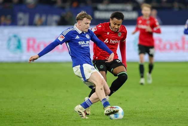 Derry John Murkin (FC Schalke 04) und Monju Momuluh (Hannover 96) kaempfen um den Ball, 2. Bundesliga, FC Schalke 04 vs Hannover 96, Veltins-Arena am 14. March 2025 in Gelsenkirchen, Deutschland. (Foto von Marco Steinbrenner DeFodi Images) Derry John Murkin (FC Schalke 04) und Monju Momuluh (Hannover 96) battle for the ball, 2. Bundesliga, FC Schalke 04 vs Hannover 96, Veltins-Arena, March 14, 2025 in Gelsenkirchen, Germany. (Photo by Marco Steinbrenner DeFodi Images) DFB DFL REGULATIONS PROHIBIT ANY USE OF PHOTOGRAPHS AS IMAGE SEQUENCES AND OR QUASI-VIDEO.