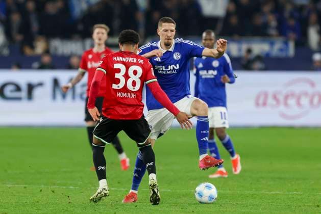 Monju Momuluh (Hannover 96) und Janik Bachmann (FC Schalke 04) kaempfen um den Ball, 2. Bundesliga, FC Schalke 04 vs Hannover 96, Veltins-Arena am 14. March 2025 in Gelsenkirchen, Deutschland. (Foto von Marco Steinbrenner DeFodi Images) Monju Momuluh (Hannover 96) und Janik Bachmann (FC Schalke 04) battle for the ball, 2. Bundesliga, FC Schalke 04 vs Hannover 96, Veltins-Arena, March 14, 2025 in Gelsenkirchen, Germany. (Photo by Marco Steinbrenner DeFodi Images) DFB DFL REGULATIONS PROHIBIT ANY USE OF PHOTOGRAPHS AS IMAGE SEQUENCES AND OR QUASI-VIDEO.