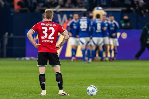 GER, 2. FBL FC Schalke 04 vs Hannover 96 14.03.2025, Veltins Arena, Gelsenkirchen, GER, 2. FBL FC Schalke 04 vs Hannover 96 im Bild: Torjubel Jubel ueber das Tor zum 1:0 durch Christopher Antw (FC Schalke 04, 18) im Vordergrund Andreas Voglsammer (Hannover 96, 32)