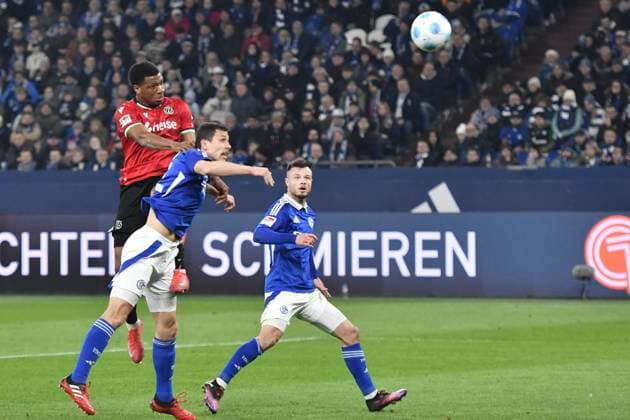 Strafraumszene Torchance von Jessic Ngankam (Hannover 7) neben Ron Schallenberg (Schalke 6) 14.03.2025 Fussball FC Schalke 04 vs Hannover 96, Veltins-Arena, Gelsenkirchen, DFB DFL REGULATIONS PROHIBIT ANY USE OF PHOTOGRAPHS AS IMAGE SEQUENCES AND OR QUASI-VIDEO
