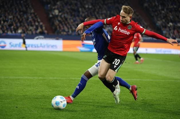 Christopher Antwi-Adjei (FC Schalke 04) und Jannik Dehm (Hannover 96) beim Spiel der 2. BL (Saison 2024 25) FC Schalke 04 - Hannover 96 Copyright: Thomas Pakusch
