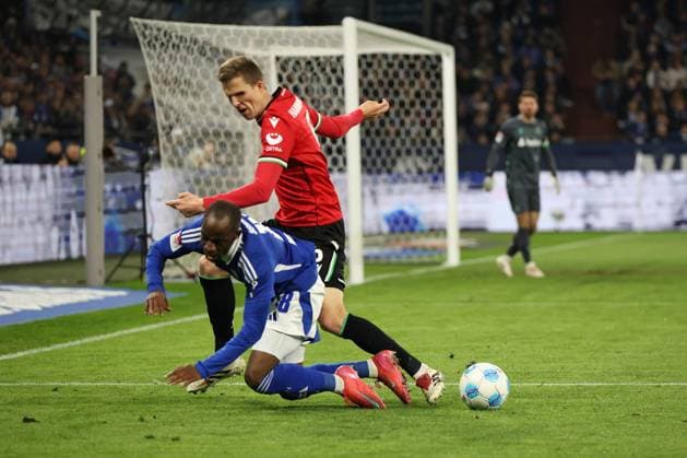 Fabian Kunze (Hannover 96) und Christopher Antwi-Adjei (FC Schalke 04) beim Spiel der 2. BL (Saison 2024 25) FC Schalke 04 - Hannover 96 Copyright: Thomas Pakusch