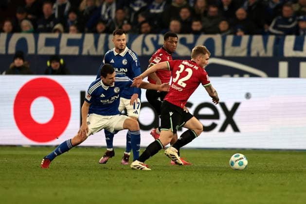 Ron Schallenberg (FC Schalke 04) und Andreas Voglsammer (Hannover 96) beim Spiel der 2. BL (Saison 2024 25) FC Schalke 04 - Hannover 96 Copyright: Thomas Pakusch