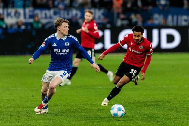 RECORD DATE NOT STATED 2. Fussball Bundesliga: FC Schalke 04 - Hannover 96; 14.03.2025 Zweikampf Derry John Murkin (FC Schalke 04, 5), Monju Momuluh (Hannover 96, 38) 2. Fussball Bundesliga: FC Schalke 04 - Hannover 96; Gelsenkirchen, VELTINS-Arena am 14.03.2025 DFL REGULATIONS PROHIBIT ANY USE OF PHOTOGRAPHS AS IMAGE SEQUENCES AND OR QUASI-VIDEO.