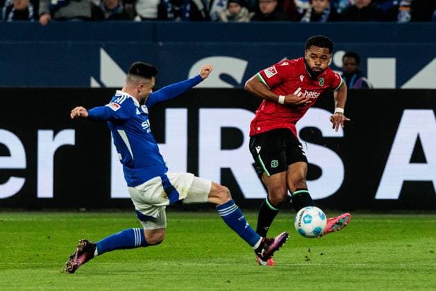 RECORD DATE NOT STATED 2. Fussball Bundesliga: FC Schalke 04 - Hannover 96; 14.03.2025 Zweikampf Adrian Gantenbein (FC Schalke 04, 17), Jessic Ngankam (Hannover 96, 7) 2. Fussball Bundesliga: FC Schalke 04 - Hannover 96; Gelsenkirchen, VELTINS-Arena am 14.03.2025 DFL REGULATIONS PROHIBIT ANY USE OF PHOTOGRAPHS AS IMAGE SEQUENCES AND OR QUASI-VIDEO.