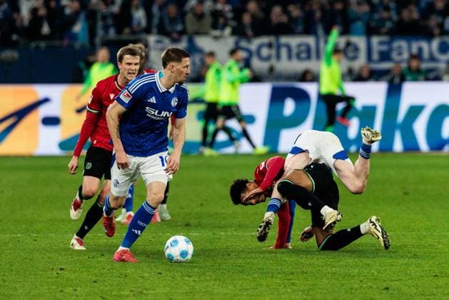RECORD DATE NOT STATED 2. Fussball Bundesliga: FC Schalke 04 - Hannover 96; 14.03.2025 Zweikampf Janik Bachmann (FC Schalke 04, 14) Monju Momuluh (Hannover 96, 38) legt einen Schalker über sich ab 2. Fussball Bundesliga: FC Schalke 04 - Hannover 96; Gelsenkirchen, VELTINS-Arena am 14.03.2025 DFL REGULATIONS PROHIBIT ANY USE OF PHOTOGRAPHS AS IMAGE SEQUENCES AND OR QUASI-VIDEO.