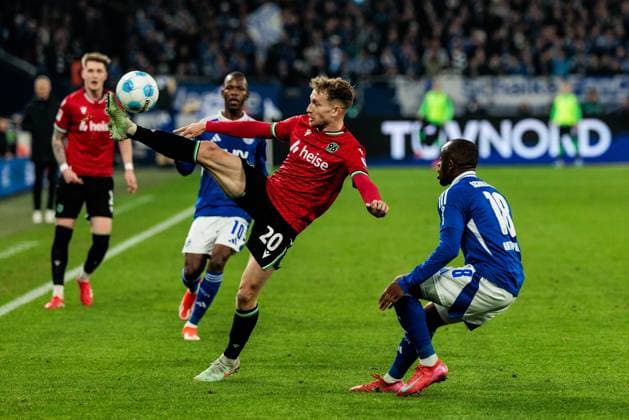 RECORD DATE NOT STATED 2. Fussball Bundesliga: FC Schalke 04 - Hannover 96; 14.03.2025 Zweikampf Jannik Dehm (Hannover 96, 20), Christopher Antwi-Adjei (FC Schalke 04, 18) 2. Fussball Bundesliga: FC Schalke 04 - Hannover 96; Gelsenkirchen, VELTINS-Arena am 14.03.2025 DFL REGULATIONS PROHIBIT ANY USE OF PHOTOGRAPHS AS IMAGE SEQUENCES AND OR QUASI-VIDEO.