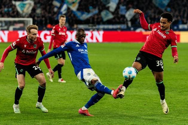RECORD DATE NOT STATED 2. Fussball Bundesliga: FC Schalke 04 - Hannover 96; 14.03.2025 Zweikampf Christopher Antwi-Adjei (FC Schalke 04, 18), Monju Momuluh (Hannover 96, 38) 2. Fussball Bundesliga: FC Schalke 04 - Hannover 96; Gelsenkirchen, VELTINS-Arena am 14.03.2025 DFL REGULATIONS PROHIBIT ANY USE OF PHOTOGRAPHS AS IMAGE SEQUENCES AND OR QUASI-VIDEO.