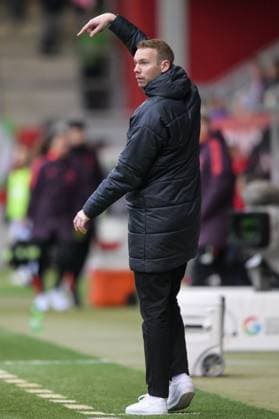 Fußball, Google Pixel Frauen Bundesliga, 20250314, FC Bayern München - VfL Wolfsburg. Im Bild Trainer Wolfsburg Tommy STROOT Anweisung Instruktion Unterweisung Korrektur dirigiert Dirigent coaching coacht Portrait Ganzkörper ganze volle Figur Gestik Mimig. München FC Bayern Campus Bayern Deutschland Copyright: Passion2Press MarkusxFischerx
