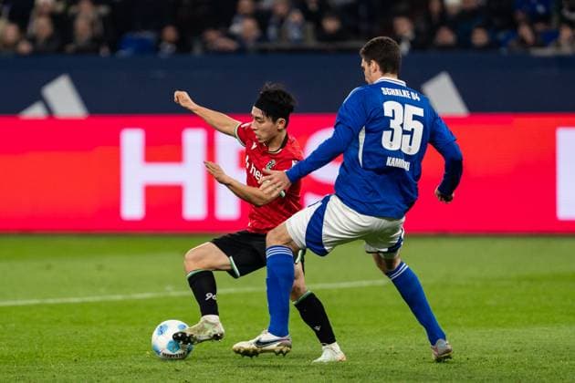 GER, 2. FBL FC Schalke 04 vs Hannover 96 14.03.2025, Veltins Arena, Gelsenkirchen, GER, 2. FBL FC Schalke 04 vs Hannover 96 im Bild: Zweikampf zwischen Lee Hyun-ju (Hannover 96, 11) und Marcin KamiÅ ski Kaminski (FC Schalke 04, 35)
