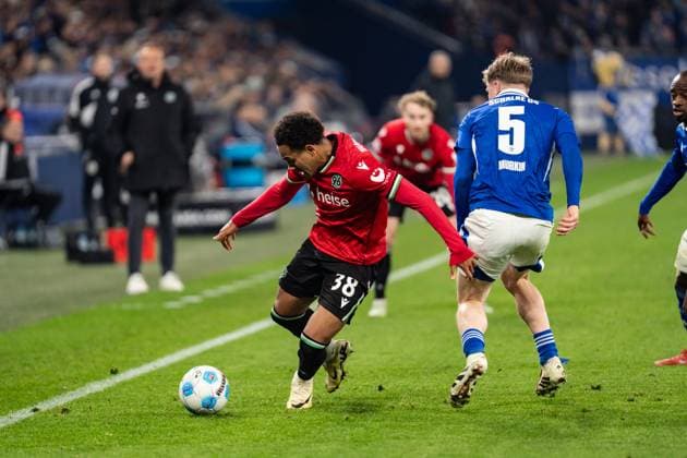GER, 2. FBL FC Schalke 04 vs Hannover 96 14.03.2025, Veltins Arena, Gelsenkirchen, GER, 2. FBL FC Schalke 04 vs Hannover 96 im Bild: Zweikampf zwischen Monju Momuluh (Hannover 96, 38) und Derry John Murkin (FC Schalke 04, 5)