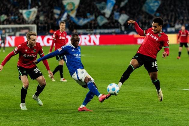 RECORD DATE NOT STATED 2. Fussball Bundesliga: FC Schalke 04 - Hannover 96; 14.03.2025 Zweikampf Christopher Antwi-Adjei (FC Schalke 04, 18), Monju Momuluh (Hannover 96, 38) 2. Fussball Bundesliga: FC Schalke 04 - Hannover 96; Gelsenkirchen, VELTINS-Arena am 14.03.2025 DFL REGULATIONS PROHIBIT ANY USE OF PHOTOGRAPHS AS IMAGE SEQUENCES AND OR QUASI-VIDEO.