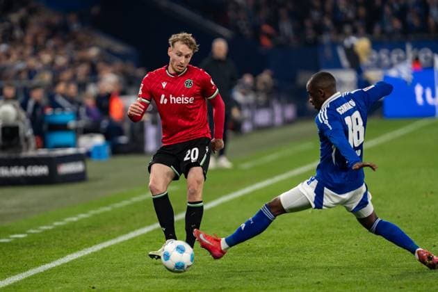 GER, 2. FBL FC Schalke 04 vs Hannover 96 14.03.2025, Veltins Arena, Gelsenkirchen, GER, 2. FBL FC Schalke 04 vs Hannover 96 im Bild: Zweikampf zwischen Jannik Dehm (Hannover 96, 20) und Christopher Antw (FC Schalke 04, 18)