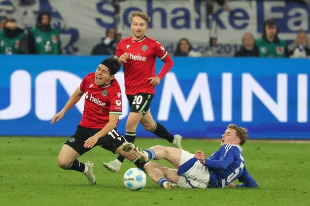 Fußball, 2. Bundesliga: FC Schalke 04 - Hannover 96, 26. Spieltag, Veltins Arena, Hyunju Lee (Hannover 96) und Derry John Murkin (FC Schalke 04) im Zweikampf, DFB DFL REGULATIONS PROHIBIT ANY USE OF PHOTOGRAPHS AS IMAGE SEQUENCES AND OR QUASI-VIDEO.