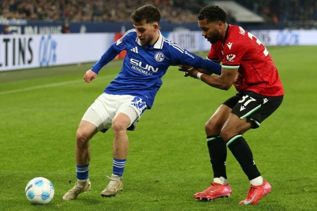 14.03.2025, xrekx, Fussball 2.Bundesliga, FC Schalke 04 - Hannover 96 v.l. Mehmet AydÄ±n (FC Schalke 04) Brooklyn Ezeh (Hannover 96) Zweikampf, Aktion, action, battle for the ball (DFL DFB REGULATIONS PROHIBIT ANY USE OF PHOTOGRAPHS as IMAGE SEQUENCES and or QUASI-VIDEO) Gelsenkirchen