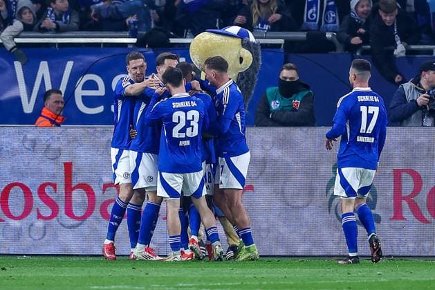 14.03.2025, Fußball, FC Schalke 04 - Hannover 96, 2.. Fußball Bundesliga, 26. Spieltag, Veltins-Arena Gelsenkirchen, Saison 2024 2025: Torjubel nach dem Tor zum 1:0 durch Torschütze Christopher Antwi-Adjei (Schalke04 18) DFB regulations prohibit any use of photographs as image sequences and or quasi-video. Nordrhein-Westfalen Deutschland