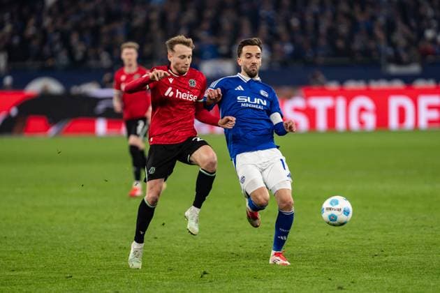 GER, 2. FBL FC Schalke 04 vs Hannover 96 14.03.2025, Veltins Arena, Gelsenkirchen, GER, 2. FBL FC Schalke 04 vs Hannover 96 im Bild: Zweikampf zwischen Jannik Dehm (Hannover 96, 20) und Kenan Karaman (FC Schalke 04, 19)
