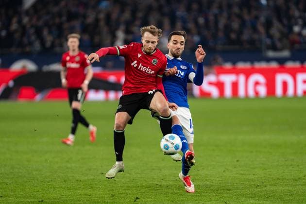 GER, 2. FBL FC Schalke 04 vs Hannover 96 14.03.2025, Veltins Arena, Gelsenkirchen, GER, 2. FBL FC Schalke 04 vs Hannover 96 im Bild: Zweikampf zwischen Jannik Dehm (Hannover 96, 20) und Kenan Karaman (FC Schalke 04, 19)