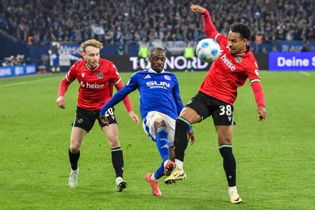v. li. im Kampf um den Ball Jannik Dehm (Hannover 20) Christopher Antwi-Adjei (Schalke 18) Monju Momuluh (Hannover 38) 14.03.2025 Fussball FC Schalke 04 vs Hannover 96, Veltins-Arena, Gelsenkirchen, DFB DFL REGULATIONS PROHIBIT ANY USE OF PHOTOGRAPHS AS IMAGE SEQUENCES AND OR QUASI-VIDEO