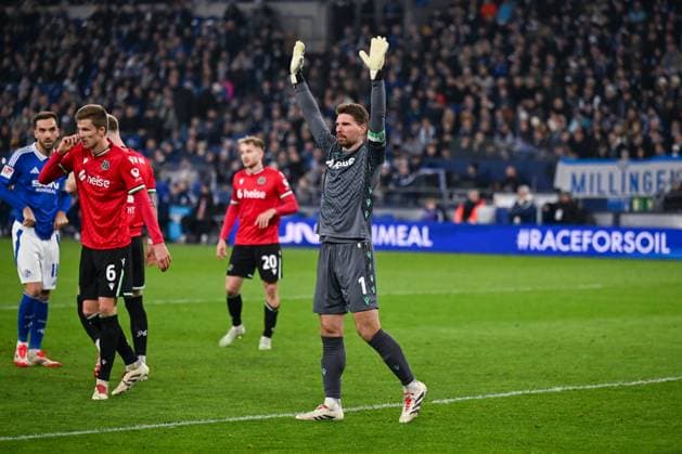 14.03.2025, Fussball, 2. Bundesliga, 26. Spieltag Saison 2024 2025, FC Schalke 04 - Hannover 96, Torwart Ron-Robert Zieler (Hannover 96) xRHR-FOTO TKx