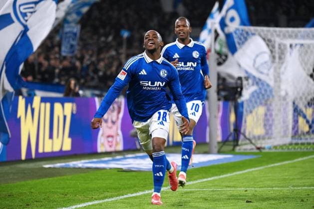 Jubel 1:0 Christopher Antwi-Adjei (Schalke 04), dahinter Pape Meissa Ba (FC Schalke 04) 14.03.2025, Fussball 2. Bundesliga, 26. Spieltag, Saison 2024 2025 FC Schalke 04 - Hannover 96 Gelsenkirchen Veltins Arena Nordrhein Westfalen Deutschland