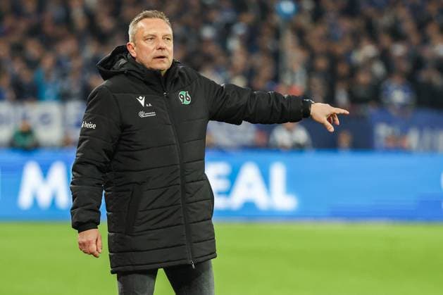 2. Bundesliga - FC Schalke 04 - Hannover 96 am 14.03.2025 in der Veltins-Arena auf Schalke Trainer Andre Breitenreiter (Hannover) gestikuliert