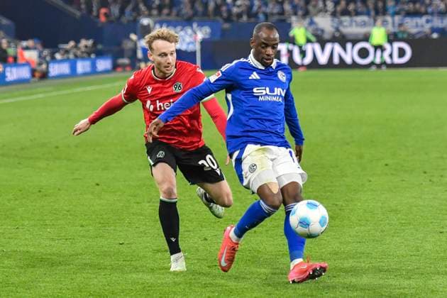 v. li. im Kampf um den Ball Jannik Dehm (Hannover 20) Christopher Antwi-Adjei (Schalke 18) 14.03.2025 Fussball FC Schalke 04 vs Hannover 96, Veltins-Arena, Gelsenkirchen, DFB DFL REGULATIONS PROHIBIT ANY USE OF PHOTOGRAPHS AS IMAGE SEQUENCES AND OR QUASI-VIDEO