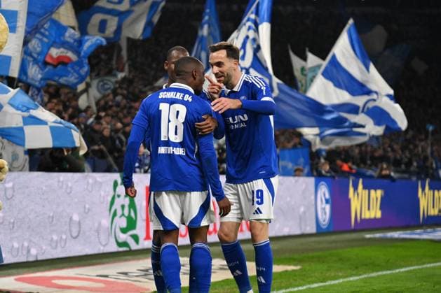 Jubel 1:0 Christopher Antwi-Adjei (Schalke 04), Pape Meissa Ba (FC Schalke 04), verd., Kenan Karaman (FC Schalke 04) 14.03.2025, Fussball 2. Bundesliga, 26. Spieltag, Saison 2024 2025 FC Schalke 04 - Hannover 96 Gelsenkirchen Veltins Arena Nordrhein Westfalen Deutschland