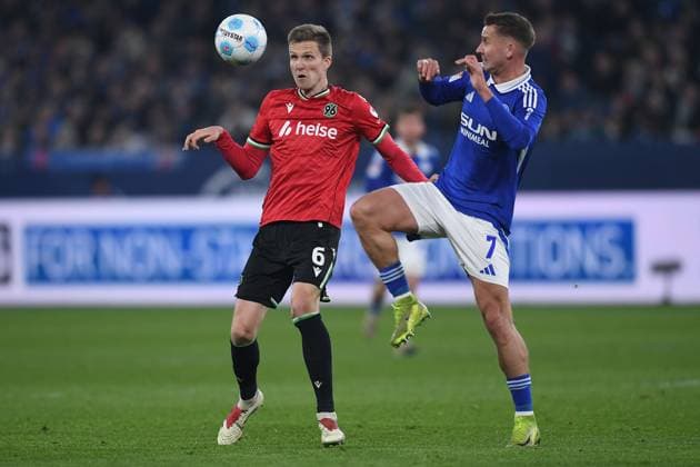 Fußball 2. Bundesliga 26. Spieltag FC Schalke 04 - Hannover 96 am 14.03.2025 in der Veltins Arena in Gelsenkirchen Fabian Kunze ( Hannover ), links - Paul Seguin ( Schalke ), rechts DFL regulations prohibit any use of photographs as image sequences and or quasi-video.