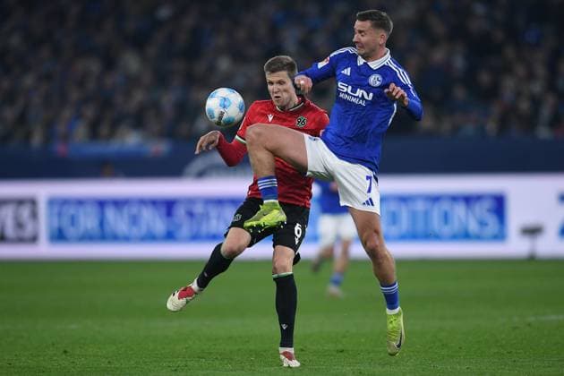 Fußball 2. Bundesliga 26. Spieltag FC Schalke 04 - Hannover 96 am 14.03.2025 in der Veltins Arena in Gelsenkirchen Fabian Kunze ( Hannover ), links - Paul Seguin ( Schalke ), rechts DFL regulations prohibit any use of photographs as image sequences and or quasi-video.