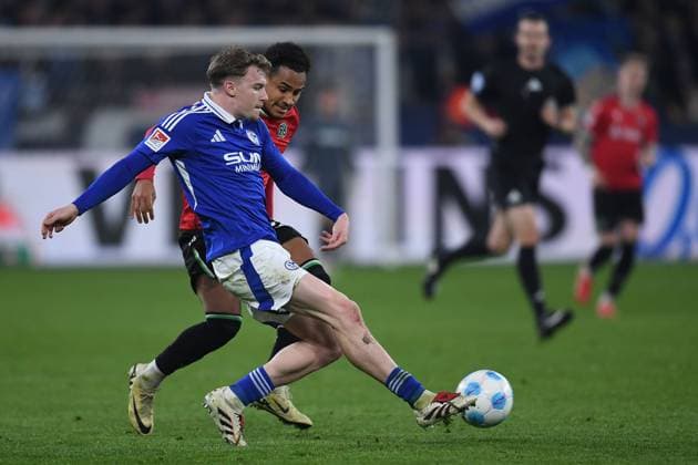 Fußball 2. Bundesliga 26. Spieltag FC Schalke 04 - Hannover 96 am 14.03.2025 in der Veltins Arena in Gelsenkirchen Derry John Murkin ( Schalke ), vorne - Monju Thaddäus Momuluh ( Hannover ), hinten DFL regulations prohibit any use of photographs as image sequences and or quasi-video.