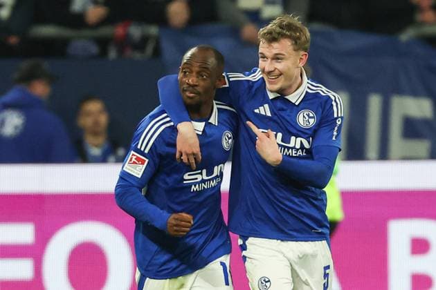 2. Bundesliga - FC Schalke 04 - Hannover 96 am 14.03.2025 in der Veltins-Arena auf Schalke Jubel, Torjubel, Torschuetze, Torschütze Christopher Antwi Adjei (Schalke 18) jubelt nach seinem Tor zum 1 zu 0 mit Derry John Murkin (Schalke 5)