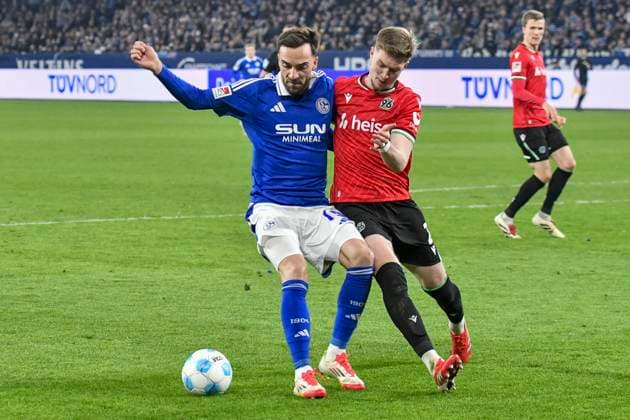 v. li. im Zweikampf Kenan Karaman (Schalke 19) Josh Knight (Hannover 2) 14.03.2025 Fussball FC Schalke 04 vs Hannover 96, Veltins-Arena, Gelsenkirchen, DFB DFL REGULATIONS PROHIBIT ANY USE OF PHOTOGRAPHS AS IMAGE SEQUENCES AND OR QUASI-VIDEO