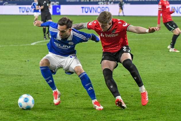 v. li. im Zweikampf Kenan Karaman (Schalke 19) Josh Knight (Hannover 2) 14.03.2025 Fussball FC Schalke 04 vs Hannover 96, Veltins-Arena, Gelsenkirchen, DFB DFL REGULATIONS PROHIBIT ANY USE OF PHOTOGRAPHS AS IMAGE SEQUENCES AND OR QUASI-VIDEO