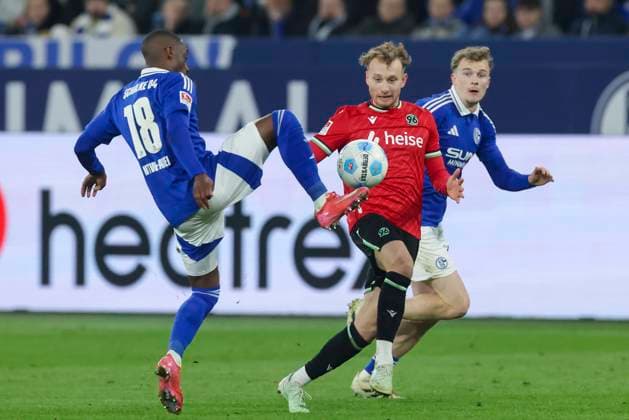 Christopher Antwi-Adjei (FC Schalke 04), Jannik Dehm (Hannover 96) und Derry John Murkin (FC Schalke 04) kaempfen um den Ball, 2. Bundesliga, FC Schalke 04 vs Hannover 96, Veltins-Arena am 14. March 2025 in Gelsenkirchen, Deutschland. (Foto von Marco Steinbrenner DeFodi Images) Christopher Antwi-Adjei (FC Schalke 04), Jannik Dehm (Hannover 96) und Derry John Murkin (FC Schalke 04) battle for the ball, 2. Bundesliga, FC Schalke 04 vs Hannover 96, Veltins-Arena, March 14, 2025 in Gelsenkirchen, Germany. (Photo by Marco Steinbrenner DeFodi Images) DFB DFL REGULATIONS PROHIBIT ANY USE OF PHOTOGRAPHS AS IMAGE SEQUENCES AND OR QUASI-VIDEO.