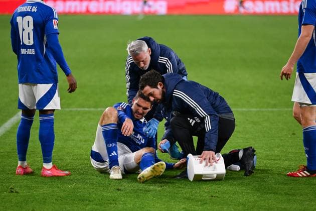 14.03.2025, Fussball, 2. Bundesliga, 26. Spieltag Saison 2024 2025, FC Schalke 04 - Hannover 96, Marcin Kaminski (FC Schalke 04) sitzt am Boden und wird behandelt. xRHR-FOTO TKx