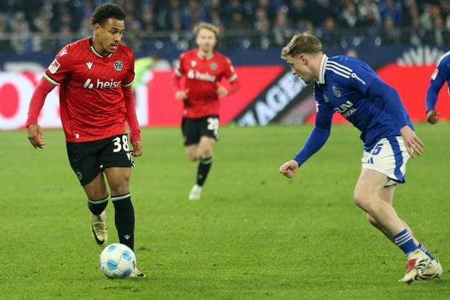 14.03.2025, xrekx, Fussball 2.Bundesliga, FC Schalke 04 - Hannover 96 v.l. Monju Momuluh (Hannover 96) Derry Murkin (FC Schalke 04) (DFL DFB REGULATIONS PROHIBIT ANY USE OF PHOTOGRAPHS as IMAGE SEQUENCES and or QUASI-VIDEO) Gelsenkirchen