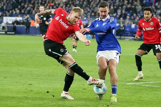 14.03.2025, xrekx, Fussball 2.Bundesliga, FC Schalke 04 - Hannover 96 v.l. Andreas Voglsammer (Hannover 96) Paul Seguin (FC Schalke 04) Zweikampf, Aktion, action, battle for the ball (DFL DFB REGULATIONS PROHIBIT ANY USE OF PHOTOGRAPHS as IMAGE SEQUENCES and or QUASI-VIDEO) Gelsenkirchen