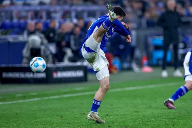 14.03.2025, Fußball, FC Schalke 04 - Hannover 96, 2.. Fußball Bundesliga, 26. Spieltag, Veltins-Arena Gelsenkirchen, Saison 2024 2025: Mehmet AydÄ±n (Schalke04 23) blockt den Ball DFB regulations prohibit any use of photographs as image sequences and or quasi-video. Nordrhein-Westfalen Deutschland