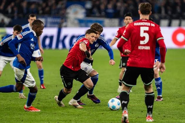 GER, 2. FBL FC Schalke 04 vs Hannover 96 14.03.2025, Veltins Arena, Gelsenkirchen, GER, 2. FBL FC Schalke 04 vs Hannover 96 im Bild: Zweikampf zwischen Enzo Leopold (Hannover 96, 8) und Max Grüger Grueger (FC Schalke 04, 37)
